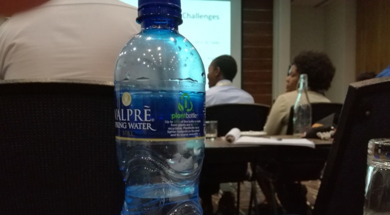 plastikowa butelka zagrożeniem dla środowiska